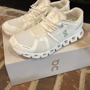 On running Cloud 5 white size 7.5